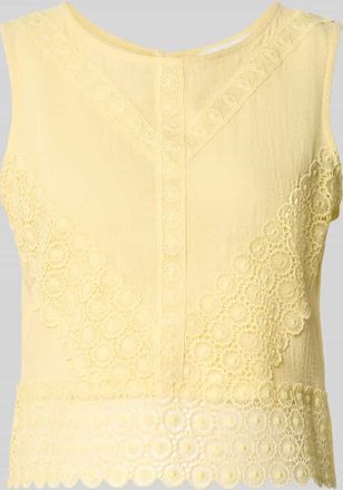 Apricot Regular Fit Top mit Lochstitching in Hellgelb, Gr&ouml;&szlig;e XXL
