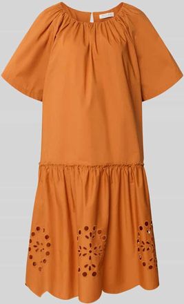 Christian Berg Knielanges Kleid mit Lochstickerei und Rundhalsausschnitt in Camel, Gr&ouml;&szlig;e 34