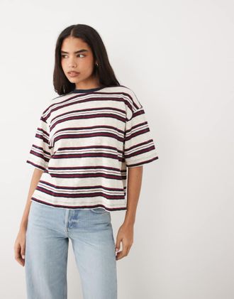 Lioness Emerging - T-shirt oversize squadrata a maniche corte con spacco laterale in cotone blu navy e bianco a righe-Multi