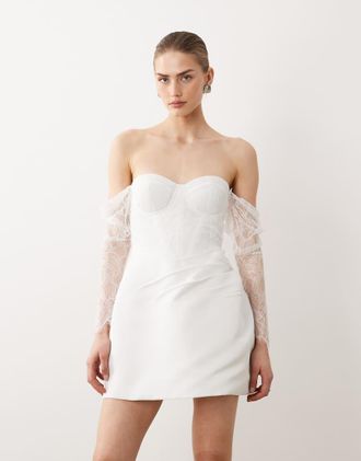 Six Stories Vestito corto da sposa bianco con spalle scivolate e maniche in pizzo
