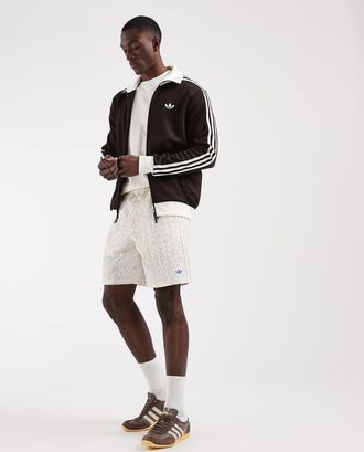 adidas Originals Pantaloncini resort in seersucker bianco sporco a fiori