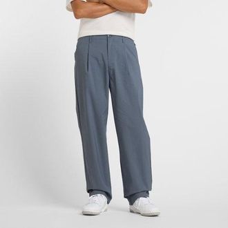 New Balance Hombre Athletics Relaxed Trouser en Gris, Sarga de algod&oacute;n, Talla 2XL