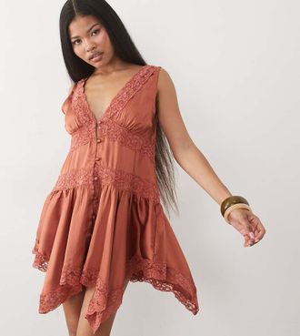 Miss Selfridge vestito mini in raso boho con inserto in pizzo e fondo a punta color ruggine-Arancione