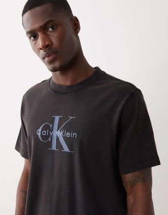 Calvin Klein Jeans T-shirt nera lavaggio acido con grafica del monologo-Nero