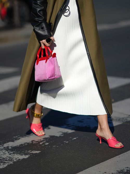 Close up von pinken Prada Mules