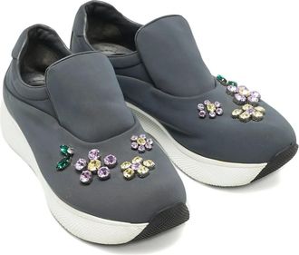 Prada Sneakers met bloem verfraaid met kristallen - Grijs