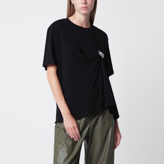 Maison Margiela T-shirt nera con drappeggio con patch logo