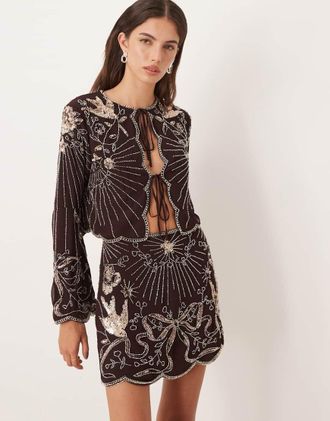 Asos Blusa a maniche lunghe color cioccolato decorata con uccelli e fiocchi in coordinato-Marrone