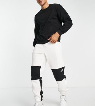 The North Face In esclusiva su ASOS - The North Face - Shispare - Joggers in pile spesso bianco sporco