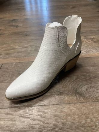 Pierre Dumas Womens Westin Bootie In White