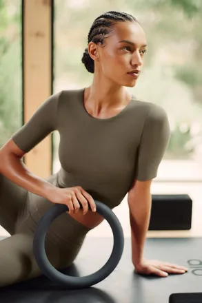 Alo Softsculpt Precision Half Sleeve T-Shirt in Olive Tree Green, Size: Medium