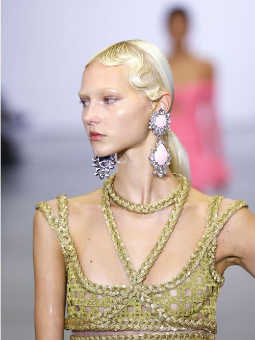 Runway Look von Giambattista Valli auf der Paris Fashion Week.