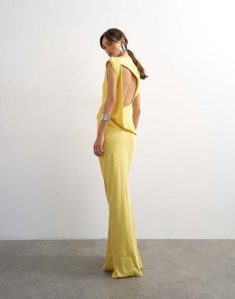 Topshop Vestito lungo in raso giallo con scollo ampio e apertura sul retro