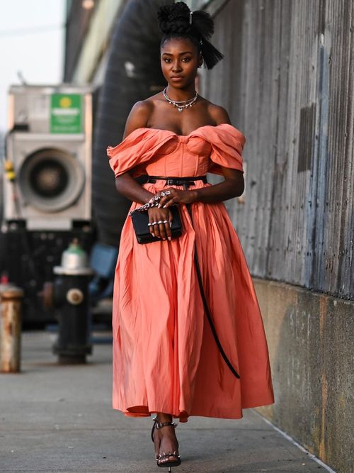Schauspielerin Jayme Lawson trägt ein Schulterfreies Abendkleid in Korallfarben in New York City
