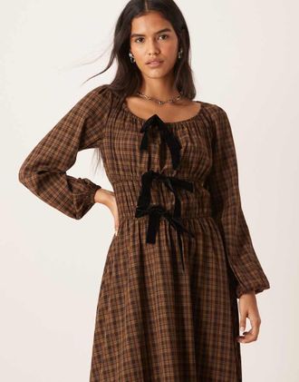 Glamorous Vestito lungo arricciato marrone e nero a quadri con laccetti sul petto-Multicolore