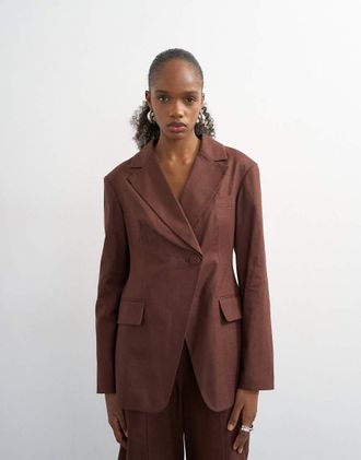 Topshop Blazer da cerimonia con vita stretta e spalle larghe in misto lino color cioccolato in coordinato-Marrone