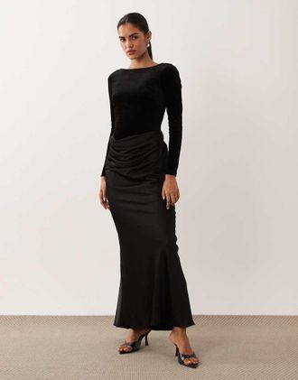 Forever New Vestito lungo drappeggiato a maniche lunghe in velluto nero
