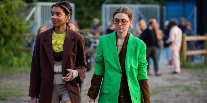 Streetstyle mit zwei Frauen in einem Blazer.
