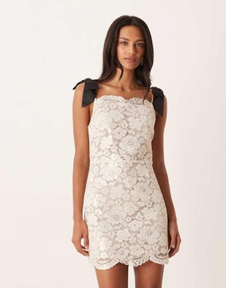 For Love & Lemons Vestito corto accollato color crema con bordi smerlati in pizzo-Oro