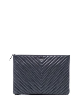 Chanel 2017-2018 Large CC Chevron Iridescent Caviar O Case clutch bag - women - Caviar Leather - One Size - Purple
