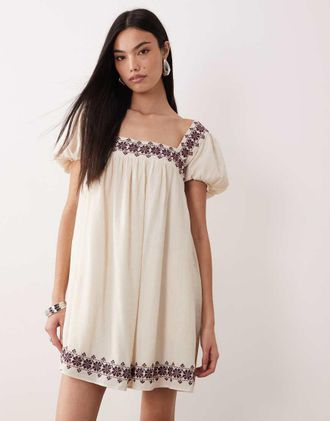 Abercrombie & Fitch Vestito corto babydoll boh&eacute;mien con maniche a sbuffo color crema decorato-Rosso
