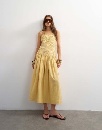 Topshop Prendisole lungo premium ricamato con vita scesa color ocra-Giallo