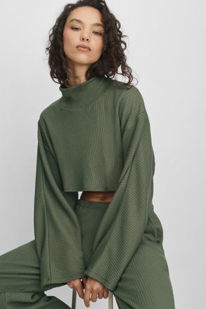 Alo | Ribbed Cropped Reset Long Sleeve Top in Bamboo Green, Size: Medium