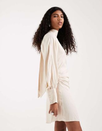 Asos Vestito corto in raso color crema con maniche ad ali di pipistrello-Bianco
