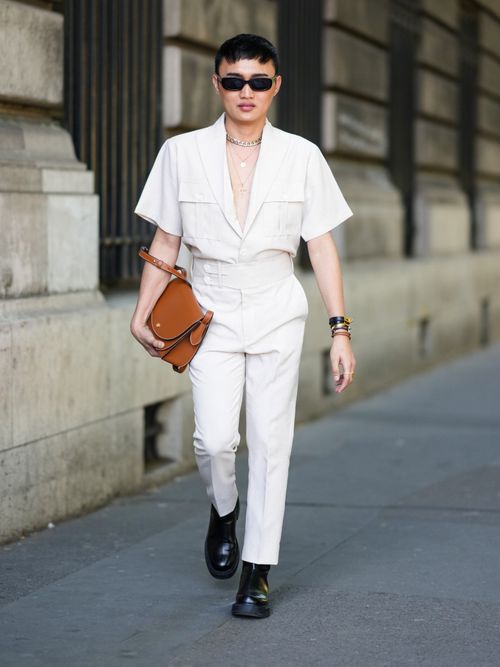 Influencer Jeck Aguilar im minimalistischen Stil auf der Paris Fashion Week