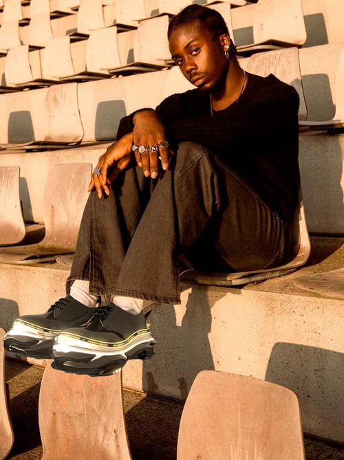 Marvin Marsioo in digitalen Dr. Martens.