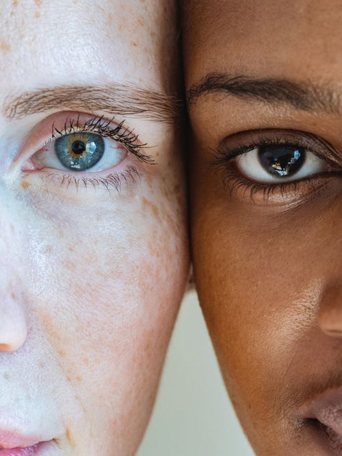 Nahaufnahme von zwei Frauen und je einer Hälfte ihres Gesichts.