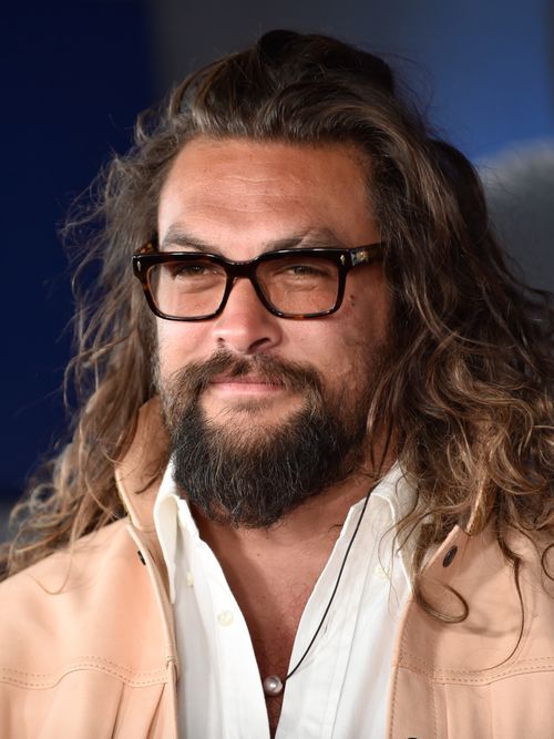 Schauspieler Jason Mamoa auf einer Filmpremiere in Los Angels mit einem schön geformten Vollbart