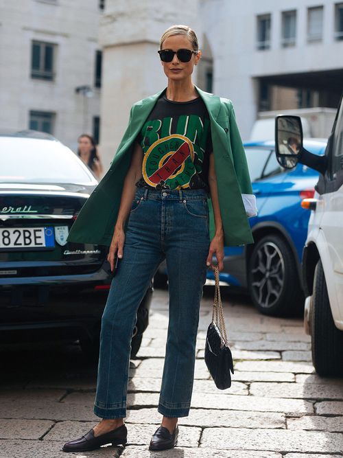 ragazza con jeans cropped e mocassini