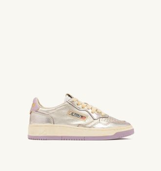 Autry MEDALIST LOW SUPER VINTAGE SNEAKERS IN PLATINUM AND LILAC LEATHER