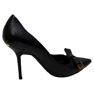 Burberry Burberry pumps met spitse neus en strikaccent in zwart leer