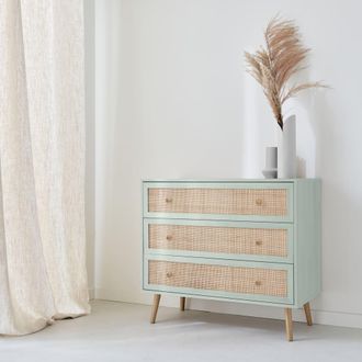 Sweeek C&oacute;moda escandinava efecto madera y ca&ntilde;a con 3 cajones, verde celad&oacute;n
