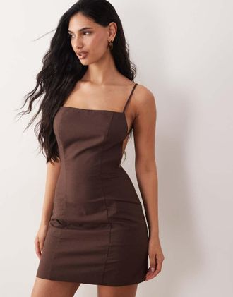 KAIIA Esclusiva Kaiia - Vestito corto sartoriale in misto lino color cioccolato con spalline e schiena scoperta-Marrone