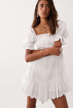 Miss Selfridge Vestito grembiule bianco in pizzo ricamato