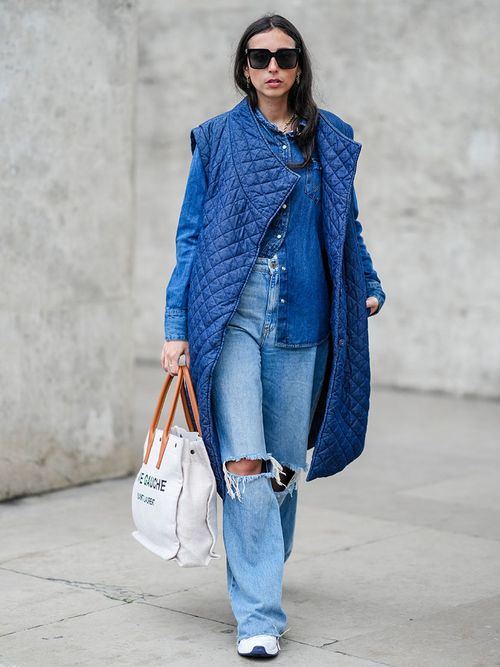 Streetstyle mit einer Baggy Jeans und einem blauen Mantel.