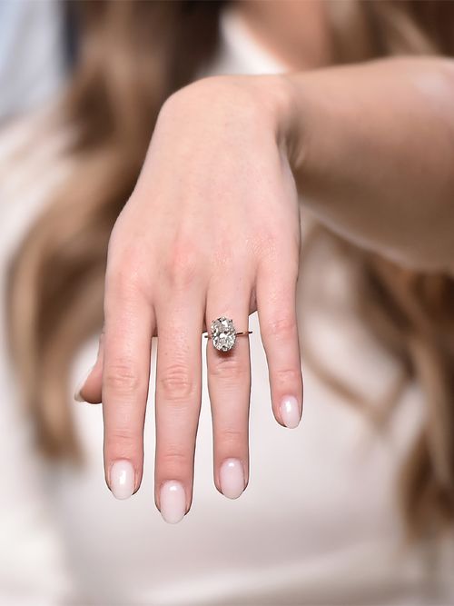 Close-up von einer Frauenhand mit einem Verlobungsring