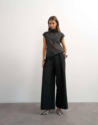 Topshop pantaloni sartoriali a gamba larga a vita bassa con pieghe neri-Nero