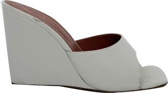 Amina Rubinacci Amina Muaddi Lupita Wedge in wit nappaleer
