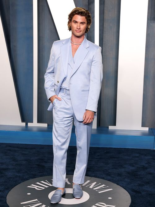 Chase Stokes in einem hellblauen Satinanzug zu hellblauen Loafers.