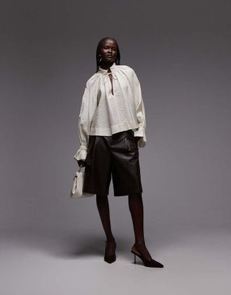 Asos Blusa fluida con laccetti sul collo e sui polsini-Bianco