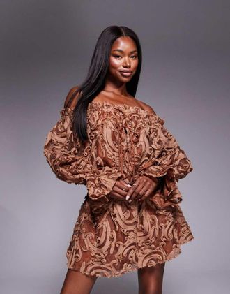 Asos Vestito corto oversize testurizzato color cioccolato con spalle scoperte e vita elasticizzata-Marrone