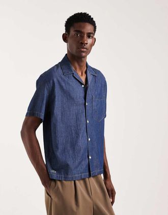 Lacoste Camicia a maniche corte in denim blu lavaggio medio con rever
