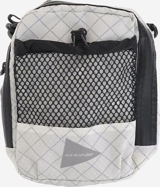 And Wander Bolso bandolera de nailon con logo de And Wander