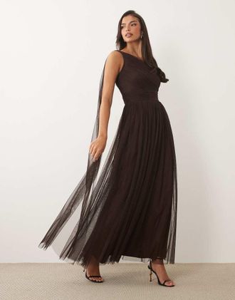 Lace & Beads abito maxi in tulle monospalla con scollo a foulard da damigella donore color cioccolato-Marrone