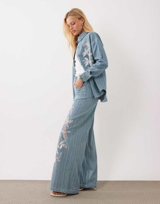 Ghospell Rox - Jeans a fondo ampio in cotone azzurro gessato a vita alta con dettagli in pizzo a fiori-Blu
