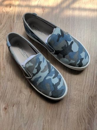 Vionic Womens Avery Camo Slip On Sneakers In Light Blue